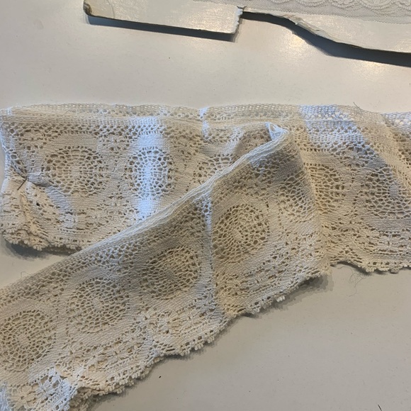 Lot of Lace - Picture 6 of 11
